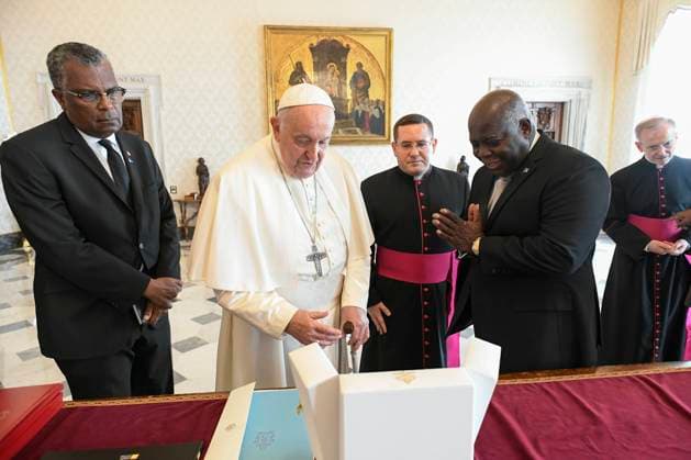 News Themen der Woche KW41 Italy, Rome,Vatican , 2023 10 14. Pope Francis receives Mr. Philip E. Davis, Prime Minister and Minister of Finance of The Bahamas. in private audience at Vatican Photograph by Vatican Media Catholic Press Photo  Copyright: xVATICANxMEDIAx xipa-agency.netx xVaticanxMediax IPA_IPA40969244