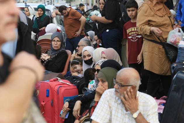 Bilder des Jahres 2023, News 10 Oktober News Themen der Woche KW41 News Bilder des Tages Palestinians wait at the Rafah border crossing between the Gaza Strip and Egypt Gaza Strip Palestinians wait at the Rafah border crossing between the Gaza Strip and Egypt Gaza Strip on Saturday, Oct. 14, 2023. Israel carried out some limited ground operations ahead of an expected broader land offensive against Gaza s militant Hamas rulers following their attack into southern Israel a week ago.. Photo by Ahmed Tawfeq apaimages Rafah Gaza Strip Palestinian Territory 141023_Rafah_AT4_00(25) Copyright: xapaimagesxAhmedxTawfeq xapaimagesx