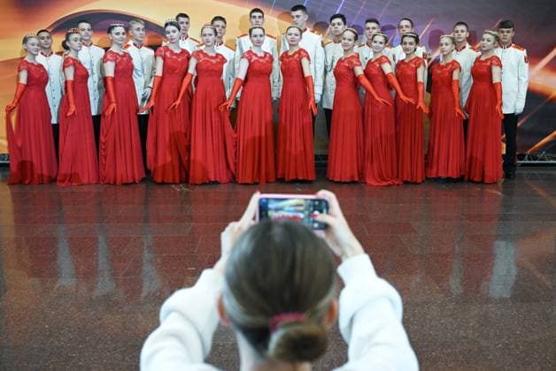 News Themen der Woche KW41 Russia Cadet Ball 8536362 14.10.2023 Participants pose for a photo at the Grand Cadet Ball at the Victory Museum on Poklonnaya Hill in Moscow, Russia. The special event marks the 80th anniversary of the Suvorov and Nakhimov military schools. Alexey Filippov Sputnik Moscow Russia  Copyright: xAlexeyxFilippovx
