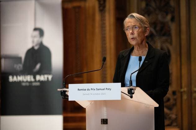 News Bilder des Tages Elisabeth Borne et Gabriel Attal lors de la remise du Prix Samuel Paty 2023 Ã l universitÃ de la Sorbonne Ã Paris The Prime Minister Elisabeth Borne takes part in the presentation to the winning classes of the Samuel PATY 2023 award, organised by schools at the Sorbonne. The Prix Samuel Paty is a tribute to the teacher who was murdered on 16 October 2020, and aims to encourage cohesion and cooperation through a class project. Following the terrorist attack on a secondary school in Arras and the death of teacher Dominique Bernard, the Prime Minister will speak and pay tribute to him. Saturday 14th October 2023. La Sorbonne, Paris. Elisabeth Borne La premiere ministre participe a la remise aux classes laureates du Prix Samuel PATY 2023, or  Copyright: xJeannexAccorsini Pool BestimagexJeannexAccorsini Pool Bestimagex