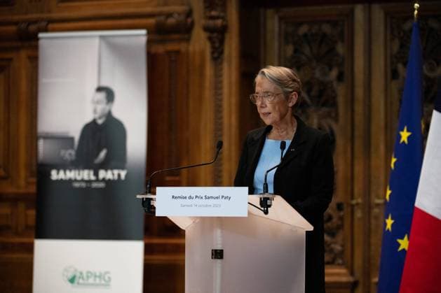 Elisabeth Borne Attends Samuel Paty Prize Ceremony At La Sorbonne - Paris The Prime Minister Elisabeth Borne takes part in the presentation to the winning classes of the Samuel PATY 2023 award, organised by schools at the Sorbonne. The Prix Samuel Paty is a tribute to the teacher who was murdered on 16 October 2020, and aims to encourage cohesion and cooperation through a class project. Following the terrorist attack on a secondary school in Arras and the death of teacher Dominique Bernard, the Prime Minister will speak and pay tribute to him. Saturday 14th October 2023. Paris La Sorbonne, France. Elisabeth Borne La premiere ministre participe a la remise aux classes laureates du Prix Samuel PATY 2023, organise eux des ecoles a la Sorbonne.  Copyright: xPool ABACAx 871676_027 Pool ABACAx 871676_027