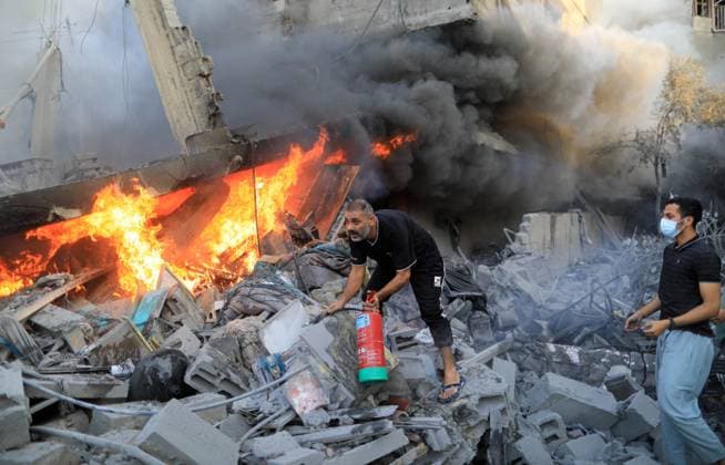 News Themen der Woche KW41 News Bilder des Tages (231014) -- GAZA, Oct. 14, 2023 -- People extinguish fire among rubble of a building after an Israeli air strike in the southern Gaza Strip city of Khan Younis, Oct. 14, 2023. The ongoing conflict between Gaza-ruling Palestinian Islamic Resistance Movement (Hamas) and Israel, now in its eighth day, has pushed the Palestinian death toll to 2,215, with 8,714 injuries, according to the ministry s records. (Photo by Xinhua) (FOCUS)MIDEAST-ISRAELI-PALESTINIAN CONFLICT-AFTERMATH YasserxQudih 