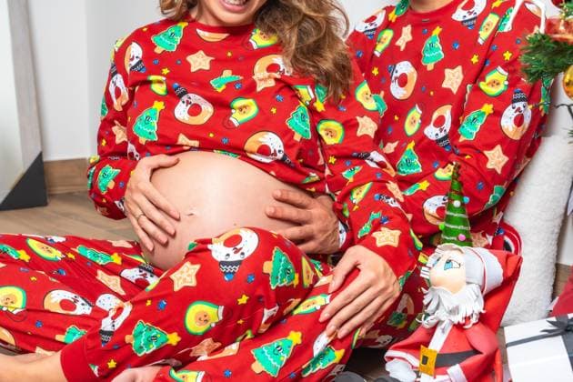  Detail der Hände eines Paares, das neben dem Weihnachtsbaum mit Geschenken sitzt. Familie mit schwangerer Frau *** Detail the Hands one Couple, the next to the Christmas tree with Gifts sits Family with Pregnant woman Woman Copyright: imageBROKER/UnaixHuizi ibxuhu09716437.jpg ,model released, Symbolfoto ,property released