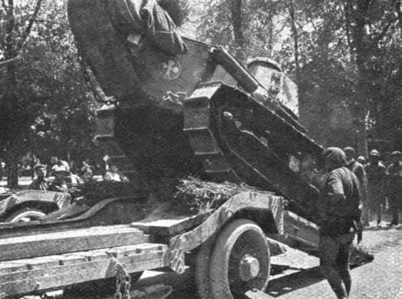 RECORD DATE NOT STATED Notre Artillerie d Assaut; La Replique de Foch: Au Sud-ouest de Soissons; embarquement d un char d assaut sur une remorque , 1918. From L Album de la Guerre 1914-1919, Volume 2 L Illustration, Paris, 1924 . Copyright:xThexPrintxCollector HeritagexImagesxUnknownx IMAGO, ! ACHTUNG: AUFNAHMEDATUM GESCHÄTZT!  Copyright:ThexPrintxCollector HeritagexImagesxUnknownx IMAGO