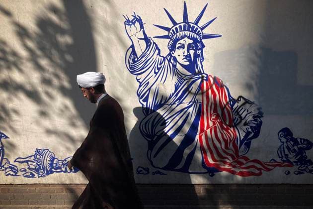 News Themen der Woche KW41 News Bilder des Tages October 14, 2023, Tehran, Iran: An Iranian cleric man walks past a mural painting along the wall of the former US embassy. The Iranian government openly supported the Hamas attack on Israel and urged the Muslim community to stand by the Palestinians. Hundreds of Israelis and Palestinians have died after the militant group Hamas launched an unprecedented attack on Israel from the Gaza Strip on 07 October 2023. Tehran Iran - ZUMAf146 20231014_zip_f146_001 Copyright: xRouzbehxFouladix