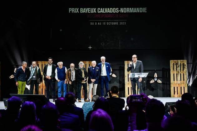 PHOTOPQR OUEST FRANCE Martin ROCHE ; Bayeux ; 14 10 2023 ; Ce samedi 14 octobre 2023 la soirée de remise des prix de la 30 ème édition du Prix Bayeux Calvados Normandie des correspondants de guerre . Les anciens présidents de jury du Prix Bayeux sur scène Caen, France, oct 14th 2023. 30th edition of the Bayeux Calvados Normandy War Correspondents Prize Bayeux France  Copyright: xPHOTOPQR OUESTxFRANCE MAXPPPxMartinxROCHEx 20231014OFR4387 20231014OFR4410