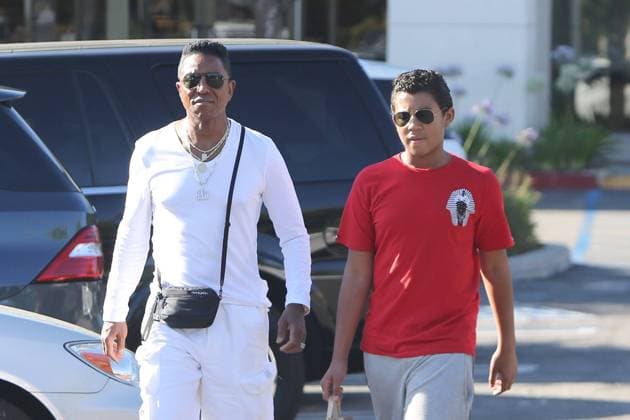 EXCLUSIVE Jermaine Jackson and sons, Jermajesty and Jaafar Jackson, seen picking up some groceries in California 100369, EXCLUSIVE LOS ANGELES, CALIFORNIA - Sunday July 7, 2013. Jermaine Jackson and sons, Jermajesty and Jaafar Jackson, seen picking up some groceries in California. , Credit:BORISIO, PacificCoastNews.com Avalon USA, Los Angeles  Copyright: xBORISIO,xPacificCoastNews.comx xAvalonx 0518935700