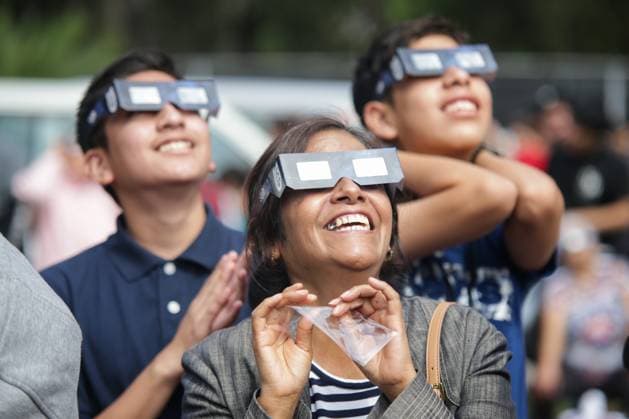 Bilder des Jahres 2023, News 10 Oktober News Themen der Woche KW41 (231015) -- MEXICO CITY, Oct. 15, 2023 -- People observe a solar eclipse in Mexico City, Mexico, Oct. 14, 2023. (Photo by Xinhua) MEXICO-MEXICO CITY-SOLAR ECLIPSE FranciscoxCanedo 