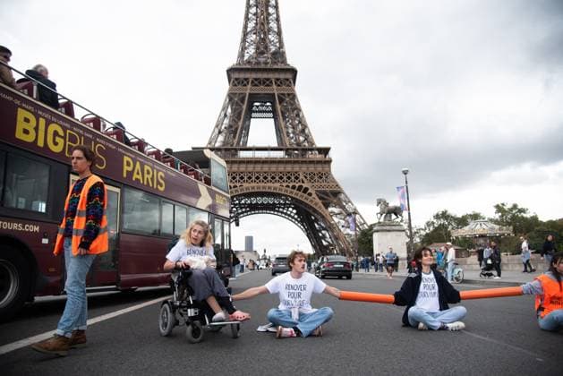 Bilder des Jahres 2023, News 10 Oktober News Themen der Woche KW41 Derniere Renovation Action On Iena Bridge - Paris Environmental activists from Derniere Renovation (Last Renovation) block the Iena bridge near the Eiffel Tower, in Paris on October 14, 2023. Photo by Florian Poitout ABACAPRESS.COM  Copyright: xPoitoutxFlorian ABACAx 871729_005 PoitoutxFlorian ABACAx 871729_005