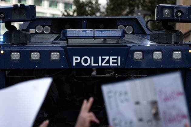 News Themen der Woche KW41 Nahostkonflikt - Pro-Palästina Kundgebung in Frankfurt am Main Hunderte Menschen beteiligen sich am 14.10.2023 an einer Pro-Palästina-Demonstration in Frankfurt am Main. Die Kundgebung wird von einem massiven Polizeiaufgebot begleitet. Nach dem Terrorangriff der Hamas auf Israel kam es deutschlandweit zu zahlreichen Reaktionen. Frankfurt am Main Goetheplatz Hessen Deutschland *** Middle East conflict Pro Palestine rally in Frankfurt am Main Hundreds of people participate in a pro Palestine demonstration in Frankfurt am Main on 14 10 2023 The rally is accompanied by a massive police contingent After the terrorist attack by Hamas on Israel, there were numerous reactions throughout Germany Frankfurt am Main Goetheplatz Hesse Germany 2023-10-14_ffm_pro-paleastina-demo_05