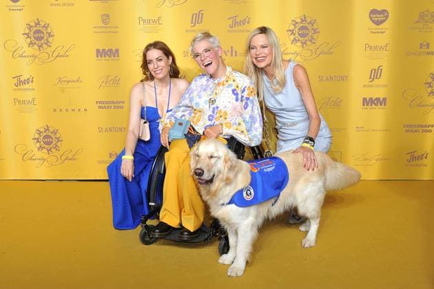 VITA Charity Gala. Jule Gölsdorf und Nina Ruge anläßlich der VITA Charity Gala ( VITA e.V. Assistenzhunde unterstützt ) am 14.10.2023 im Kurhaus Wiesbaden. 20231014MWI104794 *** VITA Charity Gala Jule Gölsdorf and Nina Ruge on the occasion of the VITA Charity Gala VITA e V assistance dogs supported on 14 10 2023 at the Kurhaus Wiesbaden 20231014MWI104794