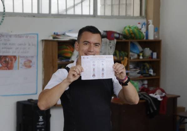 News Themen der Woche KW41 ELECCIONES - VOTO NOBOA Olon, Santa Elena, domingo 15 de octubre de 2023 Daniel Noboa candidato presidencial, ejerce su derecho al voto en la escuela de educacion basica Dr. Antonio Moya Sanchez ubicada en la comuna de Olon, provincia de Santa Elena. Fotos: Cesar Munoz API Olon Santa Elena Ecuador POL-ELECCIONES-VOTONOBOA-dc652e83ab9f0d0b6a019b742e9b7121 *** ELECTIONS VOTE NOBOA Olon, Santa Elena, Sunday, October 15, 2023 Daniel Noboa presidential candidate, exercises his right to vote at the basic education school Dr Antonio Moya Sanchez located in the commune of Olon, Santa Elena province Photos Cesar Munoz API Olon Santa Elena Ecuador POL ELECTIONS VOTONOBOA dc652e83ab9f0d0b6a019b742e9b7121 Copyright: xCÃ sarxMunozx