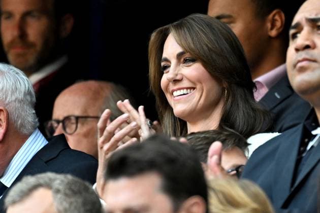 Entertainment Themen der Woche KW41 Entertainment Bilder des Tages Catherine (Kate) Middleton, princesse de Galles, assiste au quart de finale Angleterre-Fidji, coupe du monde de rugby 2023, au Stade VÃ lodrome Ã Marseille Catherine (Kate) Middleton, princesse de Galles, assiste au quart de finale Angleterre-Fidji, coupe du monde de rugby 2023, au Stade VÃ lodrome Ã Marseille le 15 octobre 2023. ÃÄ ses cÃ tÃ s Rob Briers et Bill Beaumont. Bruno Bebert Bestimage Catherine (Kate) Middleton, Princess of Wales, attends the England-Fiji quarter-final, Rugby World Cup 2023, at the Stade VÃ lodrome in Marseille on October 15, 2023. Alongside her are Bill Beaumont and Rob Briers. Marseille France  Copyright: xBrunoxBebertx xBestimagexBrunoxBebertx xBestimagex