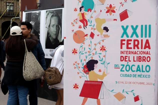 October 15, 2023, Mexico City, Mexico: Visitors to the XXIII Zocalo International Book Fair at the Zocalo in Mexico City. on October 15, 2023 in Mexico City, Mexico Mexico City Mexico - ZUMAe321 20231015_zia_e321_003 Copyright: xLuisxBarronx