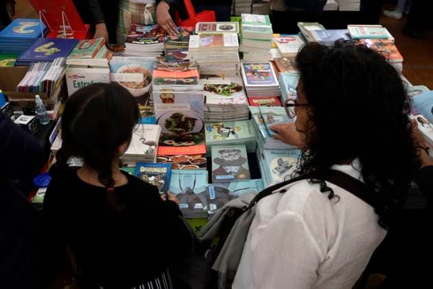 October 15, 2023, Mexico City, Mexico: Visitors to the XXIII Zocalo International Book Fair at the Zocalo in Mexico City. on October 15, 2023 in Mexico City, Mexico Mexico City Mexico - ZUMAe321 20231015_zia_e321_004 Copyright: xLuisxBarronx