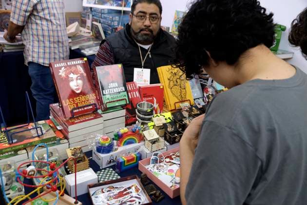 October 15, 2023, Mexico City, Mexico: Visitors to the XXIII Zocalo International Book Fair at the Zocalo in Mexico City. on October 15, 2023 in Mexico City, Mexico Mexico City Mexico - ZUMAe321 20231015_zia_e321_013 Copyright: xLuisxBarronx