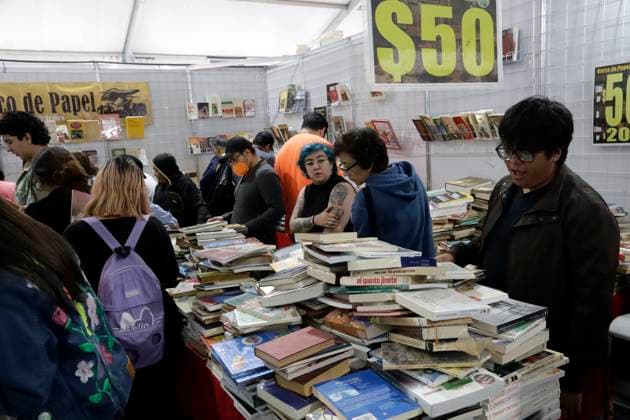 October 15, 2023, Mexico City, Mexico: Visitors to the XXIII Zocalo International Book Fair at the Zocalo in Mexico City. on October 15, 2023 in Mexico City, Mexico Mexico City Mexico - ZUMAe321 20231015_zia_e321_026 Copyright: xLuisxBarronx