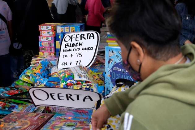 October 15, 2023, Mexico City, Mexico: Visitors to the XXIII Zocalo International Book Fair at the Zocalo in Mexico City. on October 15, 2023 in Mexico City, Mexico Mexico City Mexico - ZUMAe321 20231015_zia_e321_030 Copyright: xLuisxBarronx
