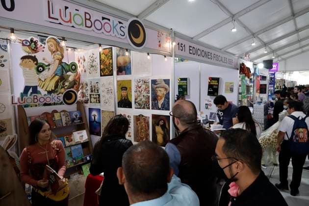 October 15, 2023, Mexico City, Mexico: Visitors to the XXIII Zocalo International Book Fair at the Zocalo in Mexico City. on October 15, 2023 in Mexico City, Mexico Mexico City Mexico - ZUMAe321 20231015_zia_e321_034 Copyright: xLuisxBarronx