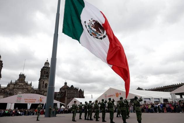 October 15, 2023, Mexico City, Mexico: Members of the Mexican Army lower the monumental flag of Mexico in the Zocalo during the XXIII Zocalo International Book Fair in Mexico City. on October 15, 2023 in Mexico City, Mexico Mexico City Mexico - ZUMAe321 20231015_zia_e321_039 Copyright: xLuisxBarronx