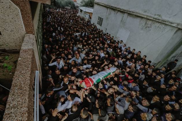 Bilder des Jahres 2023, News 10 Oktober News Themen der Woche KW41 Deadly Violence Surges In West Bank Mourners solemnly carry the body of a Palestinian youth, who lost his life during clashes with Israeli forces near Beita village, during his funeral in Nablus city in the occupied West Bank on October 15, 2023. These clashes have become a frequent occurrence in the occupied West Bank, transpiring nearly every day since a significant Hamas attack on southern Israel on October 7 escalated into a full-scale war Beita village, West Bank, October 15, 2023. Photo by Wahaj Bani Moufleh Middle East Images ABACAPRESS.COM Gaza West Bank Palestine  Copyright: xMiddlexEastxImages ABACAx 871819_002 MiddlexEastxImages ABACAx 871819_002