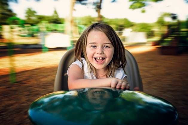 Creative Highlights Symbolbilder Happy little girl spinning on playground toy Wooster, Ohio, United States CR_JOKU231013-1267609-01 ,model released, Symbolfoto