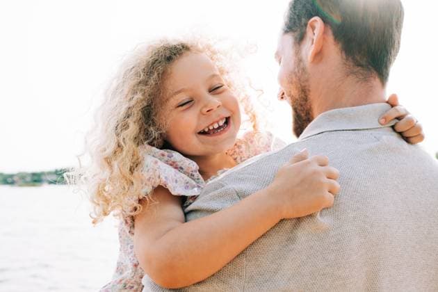 Creative Highlights Symbolbilder father and daughter laughing together at the beach Stockholm, Stockholm County, Sweden CR_RABE231011-1262053-01 ,model released, Symbolfoto