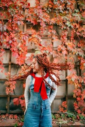 Creative Highlights Symbolbilder Young woman with red hair in autumn leaves in Prague Prague, Prague, Czechia CR_UJEL23101111-1266714-01 ,model released, Symbolfoto
