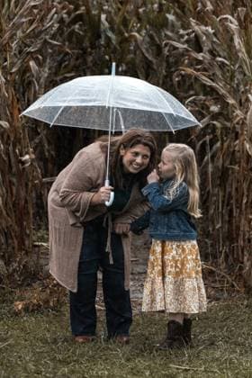 A little girl telling her mom a secret Alexandria, Kentucky, United States R_EYFM231011EA-1267417-01 ,model released, Symbolfoto