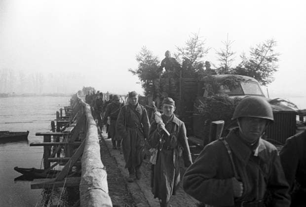Soviet soldiers walk along the bridge 615435 20.04.1945 Soviet soldiers walk along the bridge over the Oder built by engineers in two days. Great Patriotic War of 1941-1945. Vladimir Grebnev Sputnik Germany  Copyright: xVladimirxGrebnevx