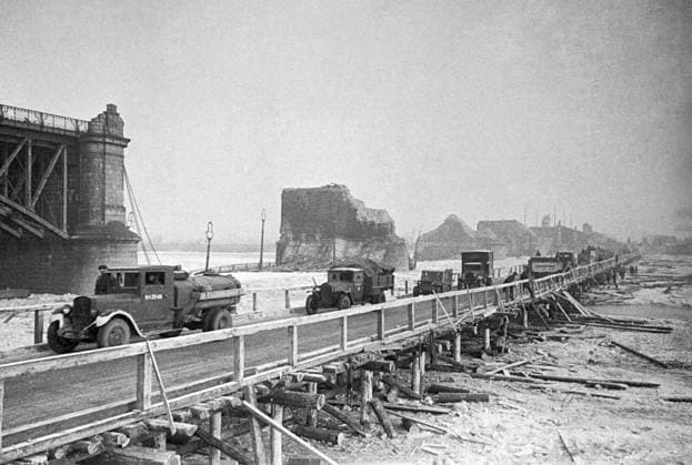 WARSAW BRIDGE VISTULA 1661 18.01.1945 Vehicles with military property crossing the Vistula River near Warsaw. Vladimir Grebnev Sputnik Warsaw Poland  Copyright: xVladimirxGrebnevx