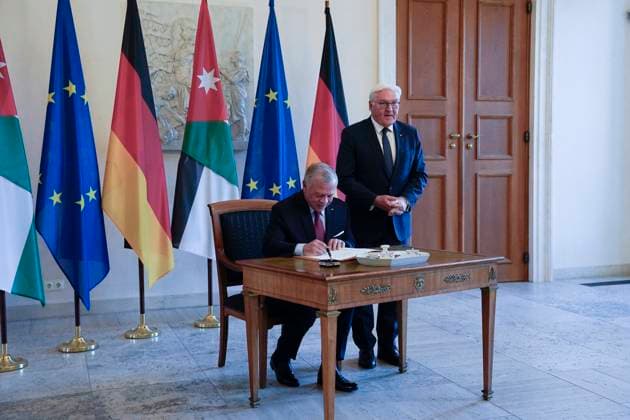 News Themen der Woche KW42 News Bilder des Tages Staatsbesuch, Bundespräsident Frank-Walter Steinmeier, Abdullah II. Ibn Al-Hussein, König des Haschemitischen Königreichs Jordanien Bundespräsident Frank-Walter Steinmeier empfängt Abdullah II. Ibn Al-Hussein, König des Haschemitischen Königreichs Jordanien im Schloss Bellevue Berlin Berlin GER *** State visit, Federal President Frank Walter Steinmeier, Abdullah II Ibn Al Hussein, King of the Hashemite Kingdom of Jordan Federal President Frank Walter Steinmeier receives Abdullah II Ibn Al Hussein, King of the Hashemite Kingdom of Jordan at Bellevue Palace Berlin Berlin GER