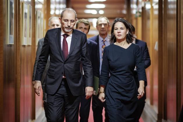 Bilder des Jahres 2023, News 10 Oktober News Themen der Woche KW42 News Bilder des Tages (R-L) Annalena Baerbock, Bundesaussenministerin, trifft Ayman Safadi, Minister fuer Auswaertige Angelegenheiten Jordanien, zum Gespraech im Auswaertigen Amt in Berlin, 16.10.2023. Berlin Deutschland *** R L Annalena Baerbock, German Foreign Minister, meets Ayman Safadi, Minister of Foreign Affairs Jordan, for talks at the Foreign Office in Berlin, 16 10 2023 Berlin Germany Copyright: xJaninexSchmitz photothek.dex