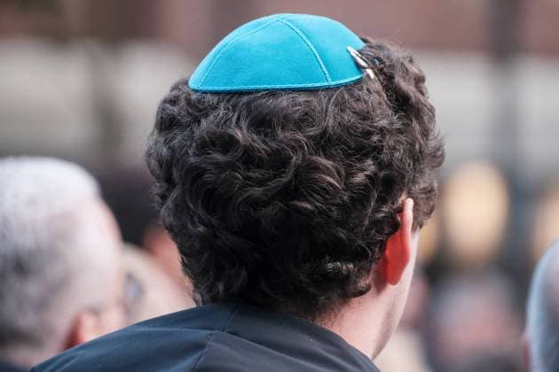 Neuss 16.10.2023 Münsterplatz jüdische Solidaritätskundgebung Israel israelische Demonstration gegen Hamas-Hass Judenhass Nahostkrieg Gazastreifen Gaza-Streifen Nahostkonflikt Kippa Neuss Nordrhein-Westfalen Deutschland *** Neuss 16 10 2023 Münsterplatz Jewish solidarity demonstration Israel Israeli demonstration against Hamas hatred Jew hatred Middle East war Gaza strip Middle East conflict kippa Neuss North Rhine Westphalia Germany