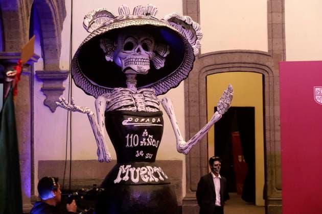 Catrinas procession and Day of the Dead parade announced in Mexico City October 16, 2023, Mexico City, Mexico: People characterized as death, catrinas and catrines during the announcement of the Day of the Dead activities at the press conference at the Mexico City Museum in Mexico City. on October 16, 2023 in Mexico City, Mexico (Photo by Luis Barron Eyepix Group). Copyright: xLuisxBarronx xEyepixxGroupx LB_20231016_MUERTOS4