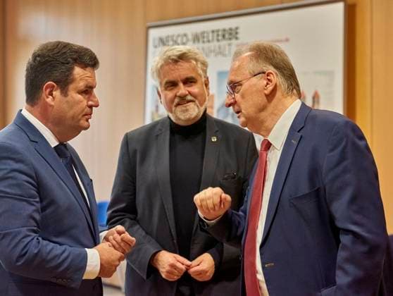 Bundesminister Hubertus Heil, Armin Willingmann und Ministerpräsident RainerHaseloff Europa, Deutschland, Berlin, 17.10.2023: Auswärtige Kabinettssitzung der Landesregierung von Sachsen-Anhalt in Berlin. Unter der Leitung von Ministerpräsident Dr. Reiner Haseloff (CDU) treffen sich die Mitglieder der Landesregierung mit Bundesministern. Neben internen Themen wird es auch Gespräche mit Hubertus Heil (SPD), Bundesminister für Arbeit und Soziales, Dr. Volker Wissing (FDP), Bundesminister für Digitales und Verkehr, dem Ostbeauftragten der Bundesregierung, Staatsminister Carsten Schneider (SPD), sowie Michael Kellner (B90 Die Grünen), Parlamentarischer Staatssekretär beim Bundesminister für Wirtschaft und Klimaschutz, geben. *** Federal