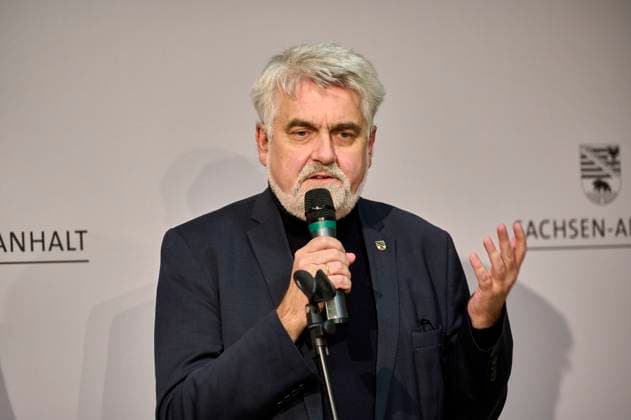 Pressestatement mit Klimaschutzminister Prof. Dr. Armin Willingmann Europa, Deutschland, Berlin, 17.10.2023: Auswärtige Kabinettssitzung der Landesregierung von Sachsen-Anhalt in Berlin. Unter der Leitung von Ministerpräsident Dr. Reiner Haseloff (CDU) treffen sich die Mitglieder der Landesregierung mit Bundesministern. Neben internen Themen wird es auch Gespräche mit Hubertus Heil (SPD), Bundesminister für Arbeit und Soziales, Dr. Volker Wissing (FDP), Bundesminister für Digitales und Verkehr, dem Ostbeauftragten der Bundesregierung, Staatsminister Carsten Schneider (SPD), sowie Michael Kellner (B90 Die Grünen), Parlamentarischer Staatssekretär beim Bundesminister für Wirtschaft und Klimaschutz, geben. *** Press statement with Cli