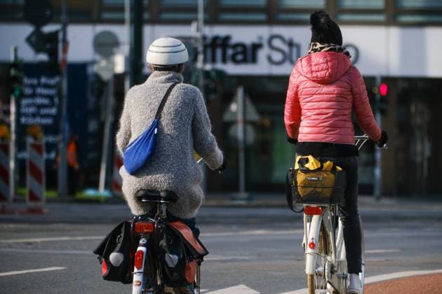 Düsseldorf 17.10.2023 Fahrradfahrer Radfahrer Fahrradschutzhelm Schutzhelm Sturzhelm Fahrradhelm Freizeitsport Senioren Pudelmütze Unfallversicherung Freizeitsport Düsseldorf Nordrhein-Westfalen Deutschland *** Duesseldorf 17 10 2023 cyclist cyclist protection helmet crash helmet bicycle helmet leisure sport senior bobble hat accident insurance leisure sport Duesseldorf North Rhine Westphalia Germany