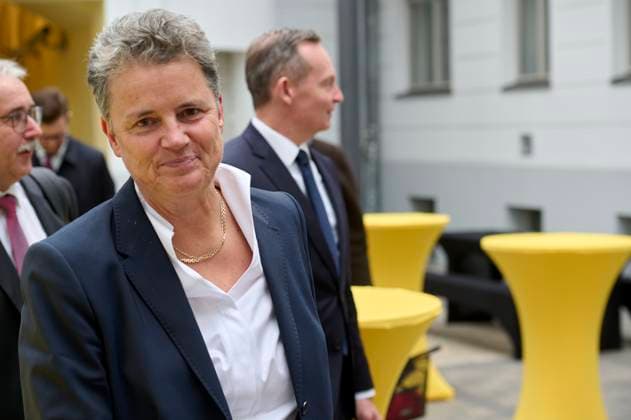 Digitalministerin Dr. Lydia Hüskens und Volker Wissing Europa, Deutschland, Berlin, 17.10.2023: Auswärtige Kabinettssitzung der Landesregierung von Sachsen-Anhalt in Berlin. Unter der Leitung von Ministerpräsident Dr. Reiner Haseloff (CDU) treffen sich die Mitglieder der Landesregierung mit Bundesministern. Neben internen Themen wird es auch Gespräche mit Hubertus Heil (SPD), Bundesminister für Arbeit und Soziales, Dr. Volker Wissing (FDP), Bundesminister für Digitales und Verkehr, dem Ostbeauftragten der Bundesregierung, Staatsminister Carsten Schneider (SPD), sowie Michael Kellner (B90 Die Grünen), Parlamentarischer Staatssekretär beim Bundesminister für Wirtschaft und Klimaschutz, geben. *** Digital Minister Dr Lydia Hüskens and
