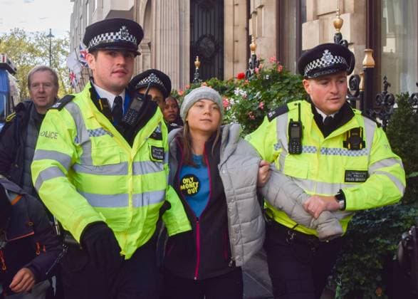 Bilder des Jahres 2023, News 10 Oktober News Themen der Woche KW42 News Bilder des Tages October 17, 2023, London, England, UK: Swedish activist GRETA THUNBERG is arrested in London, as she takes part in a protest against fossil fuels outside InterContinental Hotel in Park Lane during the Energy Intelligence Forum, a summit of the biggest oil company executives. London UK - ZUMAv130 20231017_zip_v130_009 Copyright: xVukxValcicx