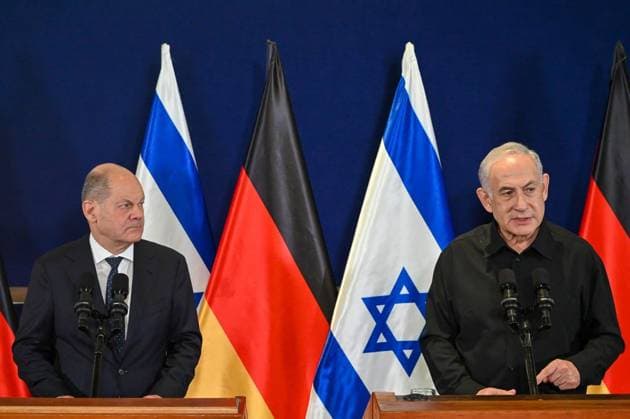 Bilder des Jahres 2023, News 10 Oktober News Themen der Woche KW42 News Bilder des Tages October 17, 2023, Tel Aviv, Israel: German Chancellor OLAF SCHOLZ (L) visits Israel and meets Israeli Prime Minister BENJAMIN NETANYAHU (R) at the IDF headquarters, Kirya, in Tel Aviv. Tel Aviv Israel - ZUMAi99_ 20231017_zip_i99_002 Copyright: xKobixGideon IsraelixGpox