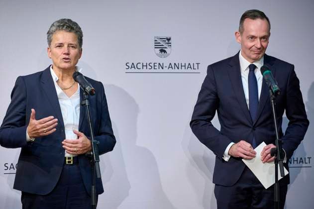Pressestatement mit Bundesminister Wissing (FDP) und Digitalministerin Dr. Lydia Hüskens (FDP) Europa, Deutschland, Berlin, 17.10.2023: Auswärtige Kabinettssitzung der Landesregierung von Sachsen-Anhalt in Berlin. Unter der Leitung von Ministerpräsident Dr. Reiner Haseloff (CDU) treffen sich die Mitglieder der Landesregierung mit Bundesministern. Neben internen Themen wird es auch Gespräche mit Bundesminister für Arbeit und Soziales, Dr. Volker Wissing (FDP) geben. Themen sind 49 Euro Ticket, Verkehrsverbund in Sachsen-Anhalt und neue Bahnhöfe für Pendler. *** Press statement with Federal Minister Wissing FDP and Digital Minister Dr Lydia Hüskens FDP Europe, Germany, Berlin, 17 10 2023 Foreign cabinet meeting of the state government