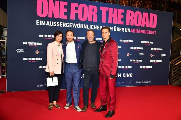 Bilder des Jahres 2023, Entertainment 10 Oktober Entertainment Themen der Woche KW42 Entertainment Bilder des Tages Berlin-Premiere von ONE FOR THE ROAD Nora Tschirner, Frederick Lau, Produzent & Film-Regisseur Markus Goller, Produzent & Autor Oliver Ziegenbalg v.l.n.r. Ankunft, roter Teppich zur Berlin-Premiere von ONE FOR THE ROAD, den Macherm von Friedship und 25km h im Kino der KulturnrajuereiBerlin, am 17.10.2023 *** Berlin premiere of ONE FOR THE ROAD Nora Tschirner, Frederick Lau, producer film director Markus Goller, producer writer Oliver Ziegenbalg f l n r arrival, red carpet to the Berlin premiere of ONE FOR THE ROAD, the Macherm of Friedship and 25km h in the cinema of the KulturnrajuereiBerlin, on 17 10 2023. Photopress Mueller