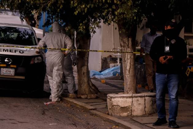 October 17, 2023, Chilpancingo, Guerrero, Mexico: Police investigate the scene were the leader of the Union of Peoples and Organizations of the State of Guerrero, Bruno Placido, was killed in the entrance of the state Health offices in Chilpancingo. Chilpancingo Mexico - ZUMAj170 20231017_zip_j170_001 Copyright: xDavidxJuarezx