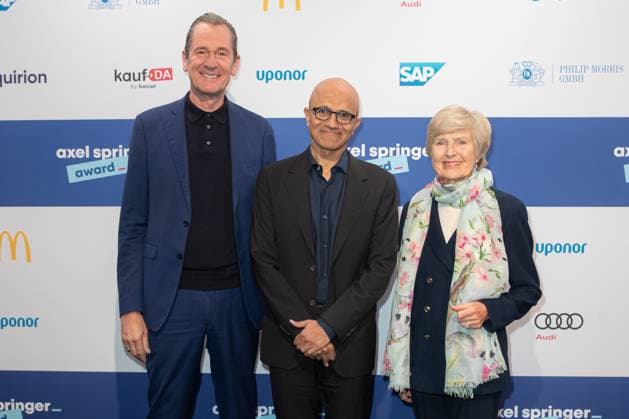 Axel Springer Award 2023 Mathias Döpfner, Satya Nadella and Friede Springer at the Axel Springer Award 2023 in the Axel Springer New Building on 17 10 2023 in Berlin Copyright: xEventpressxKochanx