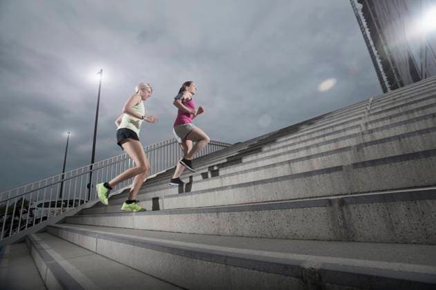 Two women jogging on staircases during dawn, Bavaria, Germany Bavaria, Germany CR_RONI150925-00294-01 ,model released, Symbolfoto