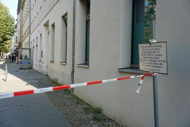 RECORD DATE NOT STATED Brandanschlag Kahal Adass Jisroel Brunnenstraße 33 Brandanschlag Kahal Adass Jisroel Brunnenstraße 33 in Berlin, Polizei, Absperrung, Medien Berlin Berlin GER *** Arson attack Kahal Adass Jisroel Brunnenstraße 33 Arson attack Kahal Adass Jisroel Brunnenstraße 33 in Berlin, police, cordon, media Berlin Berlin GER