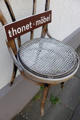 Klassischer Holzstuhl der Firma Thonet, aufgehängt an der Hausfassade eines Antiquitätenhändlers in Boppard am Rhein (Rheinland-Pfalz). Der Gründer des Familienunternehmens Thonet, Michael Thonet (1796 - 1871), war ein deutsch-österreichischer Tischlermeister, der zunächst eine Tischlerei in Boppard betrieb. 1842 zog er nach Wien. Seit 1953 hat die Thonet GmbH ihren Hauptsitz in Frankenberg (Hessen). Kaffeehausstühle von Thonet gelten als Designklassiker. *** Classic wooden chair of the company Thonet, hung on the facade of a house antique dealer in Boppard on the Rhine Rhineland Palatinate The founder of the family business Thonet, Michael Thonet 1796 1871 , was a German Austrian master carpenter who first ran a carpenter shop in B