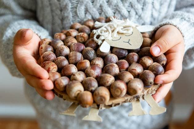 7 October 2023: Creative crafts at home in autumn. A child holding homemade sheep which is made of hazelnuts glued together *** Kreatives Basteln zu Hause im Herbst. Ein Kind hält selbst gebasteltes Schaf welches aus zusammengeklebten Haselnüssen besteht in der Hand