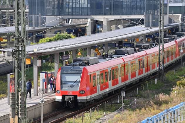 S-Bahn,Zug am S-Bahnhof Donnersberger Bruecke in Muenchen Bahn,Pendler,Oeffentlicher Personennahverkehr (OEPNV).Stammstrecke, Zuege,Gleise,Bahnen,Muenchen. *** S Bahn,train at S station Donnersberger Bruecke in Munich train,commuter,public transport OEPNV main line,trains,tracks,trains,Munich